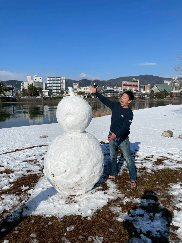 等身大の雪だるま完成 ！！ ／ | 【公式】広島ゲストハウス 縁
